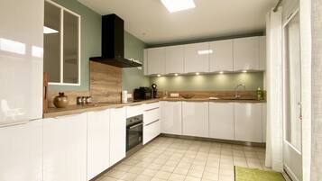 Frigorifero, microonde, forno, piano cottura