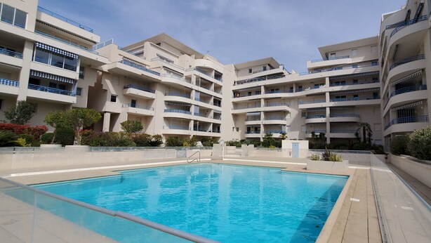 A modern apartment building with a swimming pool, balconies, and a clear sky. - Fréjus Plage, Le Sextant, Large T2 of 52m2, 3/4 people, swimming pool, large balcony, WIFIair-conditioned living room, 400m from the beach (Fréjus)