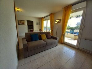 TV - Fréjus Plage, Le Sextant, Large T2 of 52m2, 3/4 people, swimming pool, large balcony, WIFIair-conditioned living room, 400m from the beach (Fréjus)