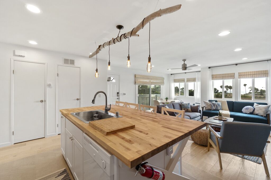 2BR Apartment with distant Ocean View