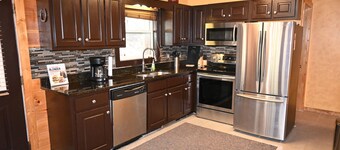4 Bedroom, 3 Bath Cabin in Coosawattee River Resort w/hot tub, fire pit, & WiFi