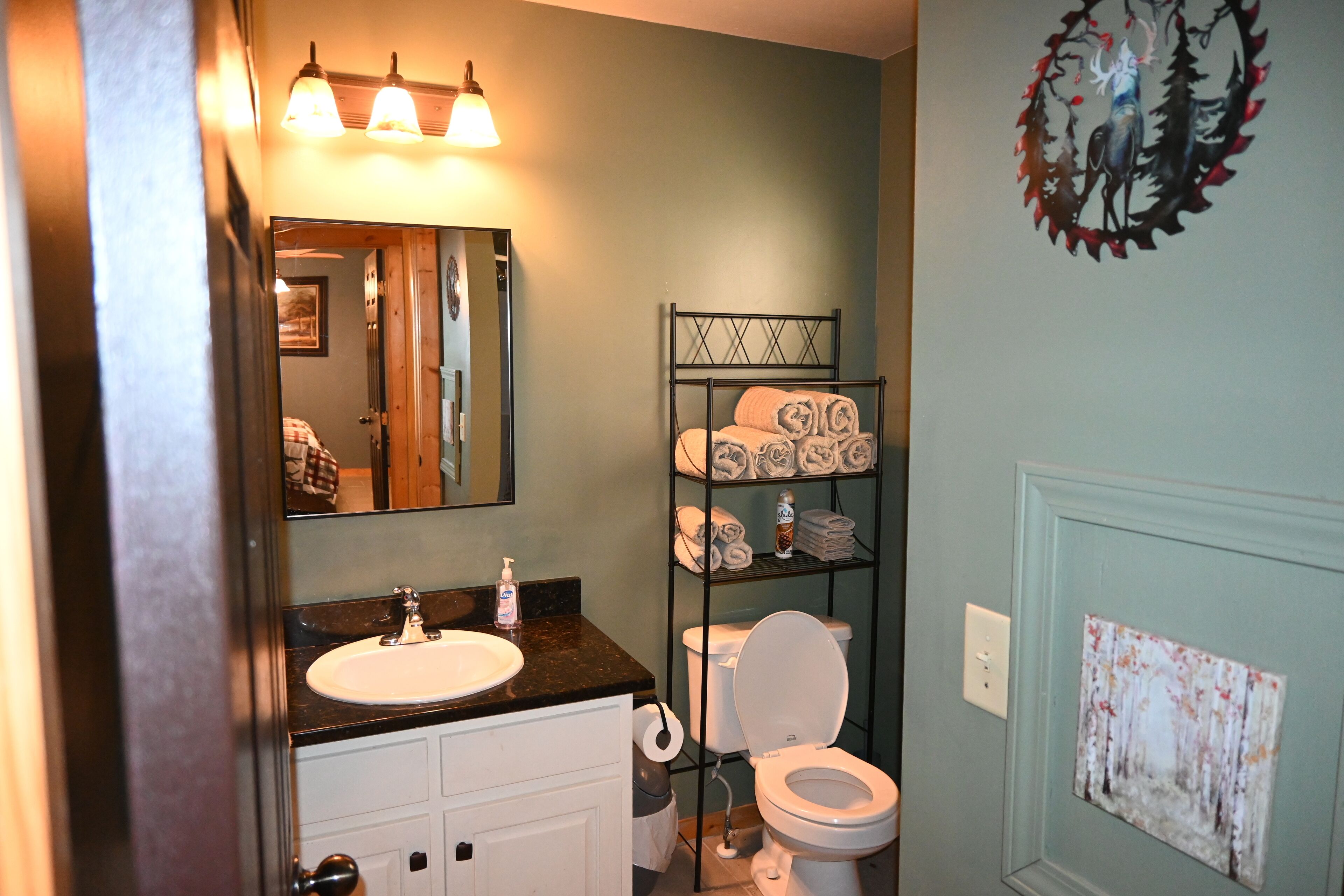  4 Bedroom, 3 Baths Cabin with Hot Tub, Wi-Fi, Fire Pit, Large Covered Porch