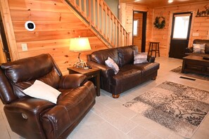 Smart TV, fireplace, table football - 4 Bedroom, 3 Bath Cabin in Coosawattee River Resort w/hot tub, fire pit, &  WiFi (Ellijay)