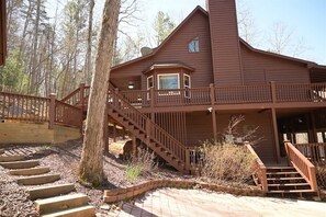 Exterior - Buck Watch Lodge: Spacious 4-bedroom cabin in Ellijay, GA with mountain views. (Ellijay)