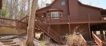 Buck Watch Lodge: Spacious 4-bedroom cabin in Ellijay, GA with mountain views.