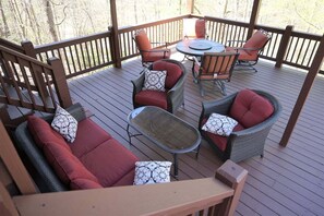 Outdoor dining - Buck Watch Lodge: Spacious 4-bedroom cabin in Ellijay, GA with mountain views. (Ellijay)