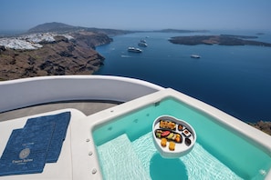 Junior Suite with outdoor jacuzzi | Balcony