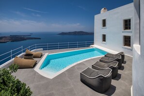 Una piscina en la azotea con vistas despejadas al mar y a las islas.