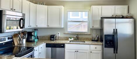 ثلاجة، ميكروويف، فرن، موقد طهي مسطح