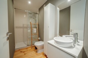 Chuveiro, secador de cabelo, toalhas de banho, sabonete