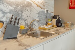 冷蔵庫、オーブン、コーヒー / ティーメーカー、電気ポット