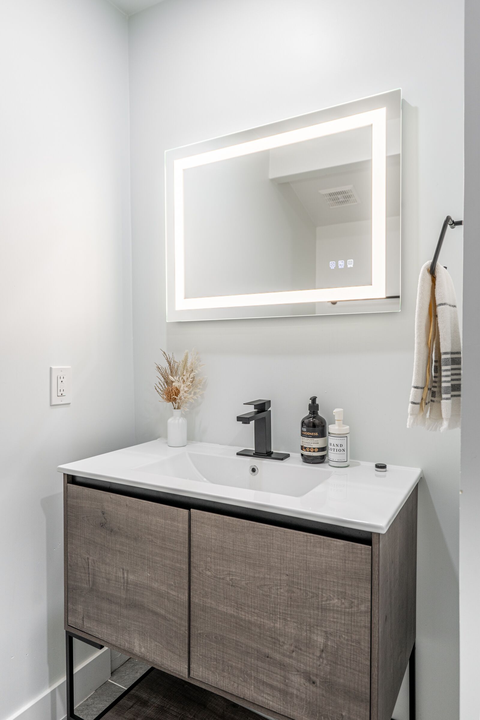 Trendy Scottsdale Townhome walking distance from all of the Entertainment!