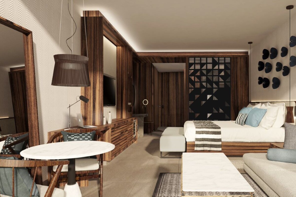 Quarto de hotel moderno com parede de destaque em madeira, sofá, mesa de jantar e televisão.