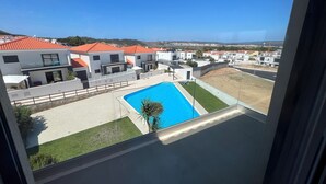 A residential area with modern houses, a swimming pool, and a clear view of the surrounding landscape. - Spectacular views and location (Salir do Porto)