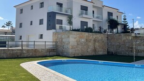 A modern two-story building with a swimming pool in front. - Spectacular views and location (Salir do Porto)