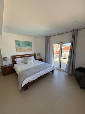 3 عدّة غرف نوم ومكواة/لوح كي وواي فاي وملاءات أسرّة