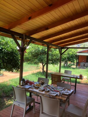 Daily cooked-to-order breakfast (TRY 400 per person)