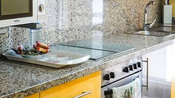 Réfrigérateur, micro-ondes, four, plaque de cuisson