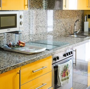 Een koelkast, een magnetron, een oven, een kookplaat