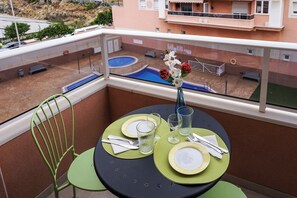 Outdoor dining - - (Puertito de Güímar)