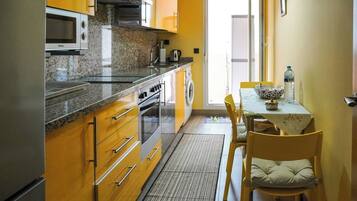 Een koelkast, een magnetron, een oven, een kookplaat