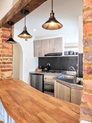 Kühlschrank, Ofen, Herdplatte, Wasserkocher mit Kaffee-/Teezubehör