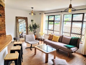 Smart-TV, Kamin, Stereoanlage