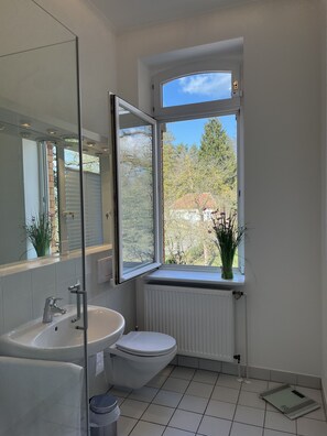 Douche, sèche-cheveux, serviettes fournies