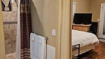 1 quarto, escrivaninha, ferros/tábuas de passar roupa, berço de viagem