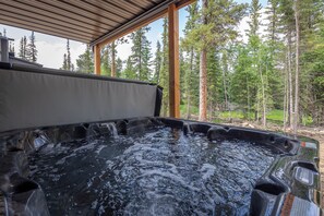 Outdoor spa tub - Powder House Pass 5 bedrooms - Hot tub, large garage, paved roads (Lead)