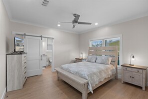 3 habitaciones, tabla de planchar con plancha y ropa de cama 