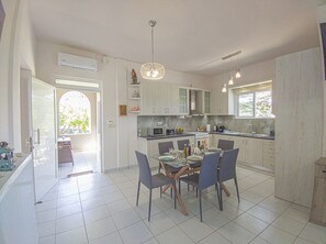 Kühlschrank, Mikrowelle, Ofen, Wasserkocher mit Kaffee-/Teezubehör