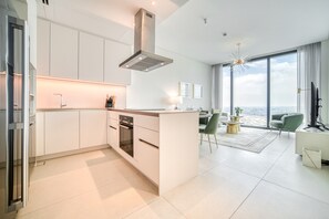 Refrigerador, microondas, horno y lavavajillas 