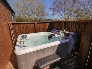Outdoor spa tub - Foxglove Lodge (Saltburn-by-the-Sea)
