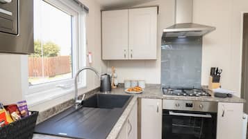 Fridge, dishwasher, cookware/dishes/utensils