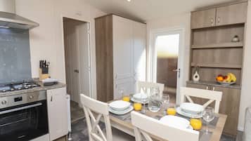Fridge, dishwasher, cookware/dishes/utensils