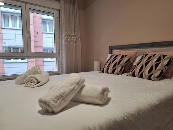 2 chambres, fer et planche à repasser, Wi-Fi gratuit, draps fournis