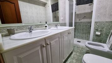 Een douche, een haardroger, handdoeken