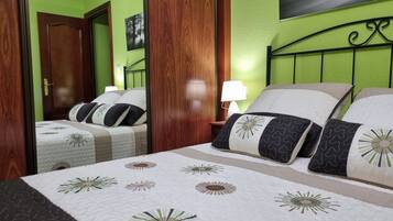 3 slaapkamers, een strijkplank/strijkijzer, gratis wifi, beddengoed