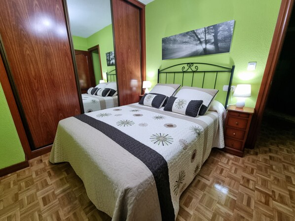 3 chambres, fer et planche à repasser, accès au Wi-Fi (inclus)