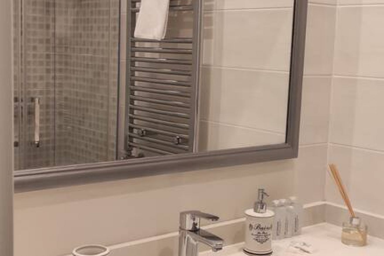 Een douche, handdoeken, shampoo