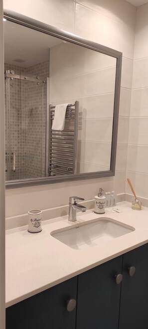 Shower, towels