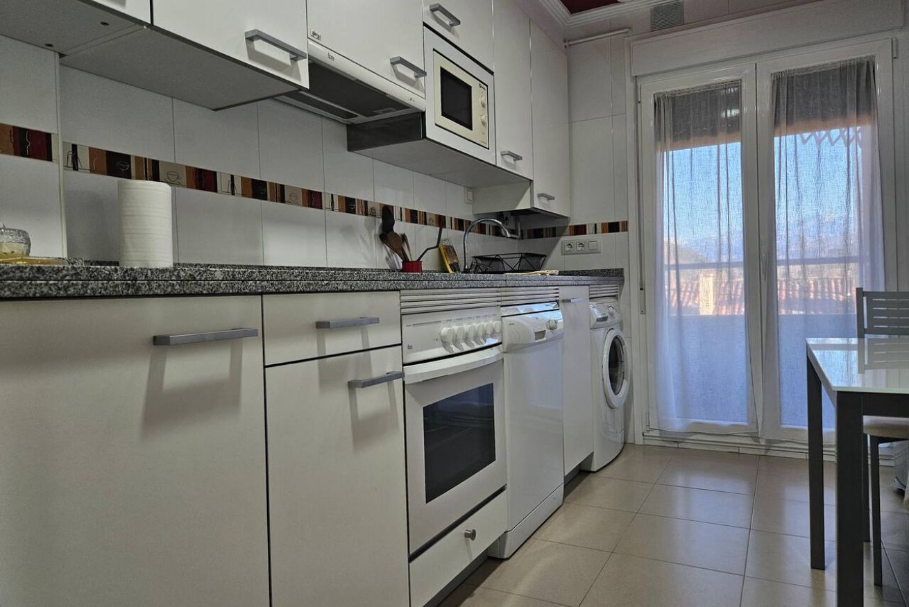 Cafetera y tetera, refrigerador, microondas y horno 