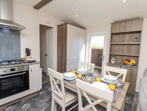 Fridge, electric kettle, toaster, cookware/dishes/utensils - Mayflower Lodge (Saltburn-by-the-Sea)