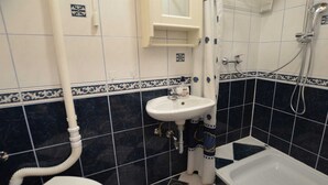Un baño con lavamanos blanco, inodoro y bañera.