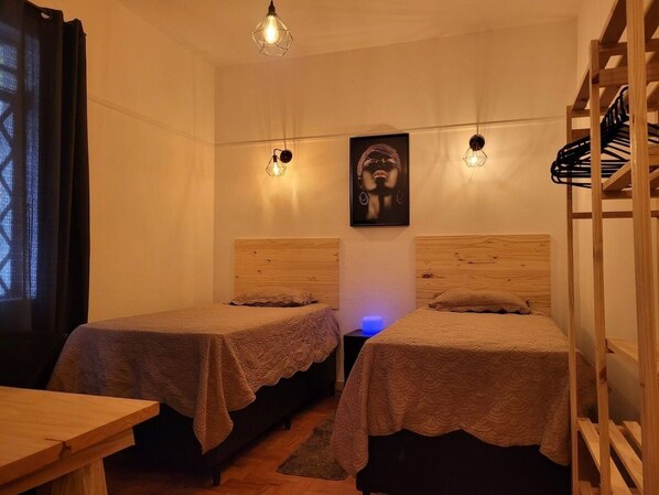 Habitación con 2 camas individuales | Wifi gratis y ropa de cama 