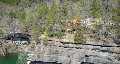 Cliffside Eureka Springs Cabin w/ Beaver Lake View
