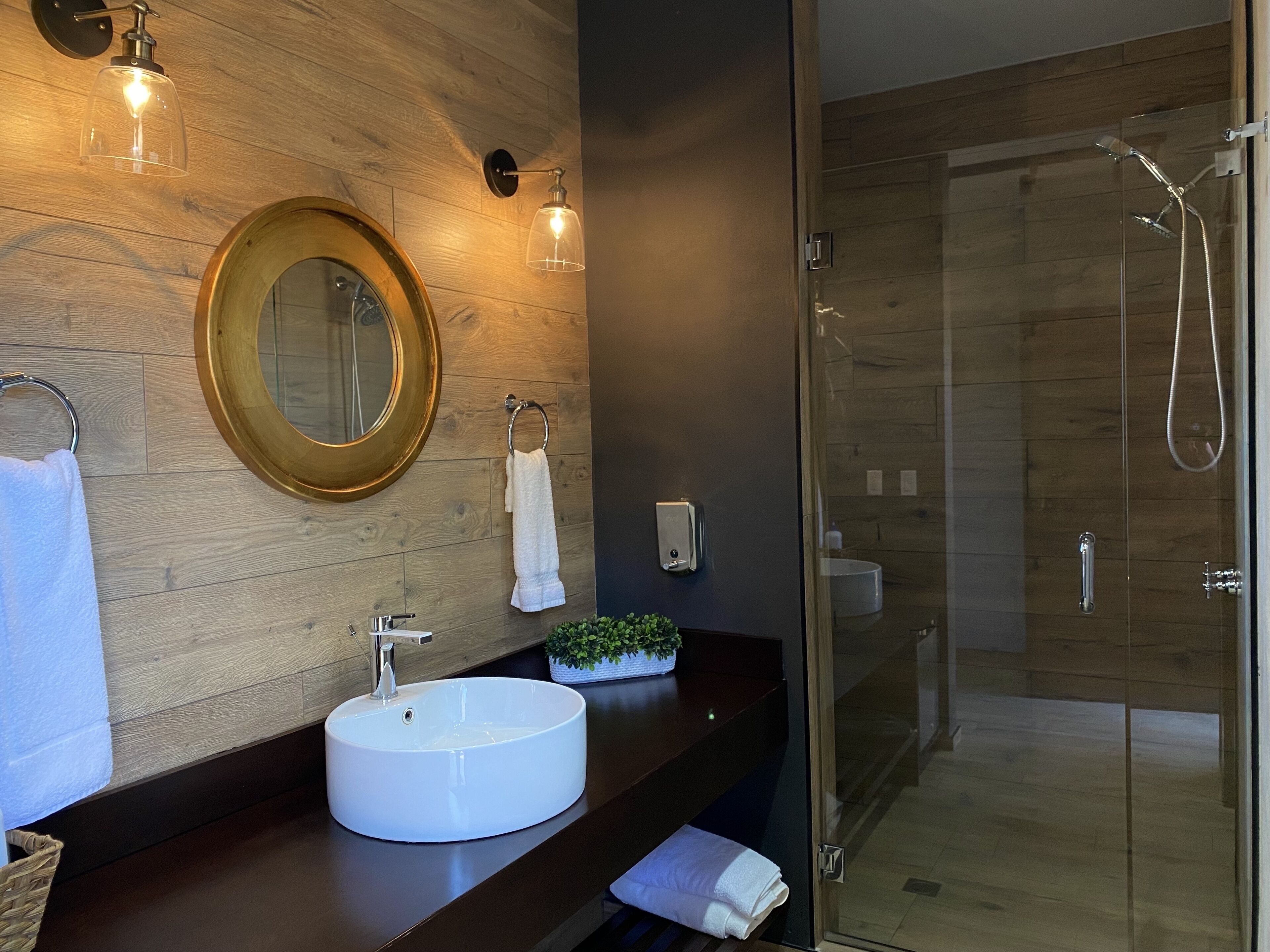 Deluxe Cabin | Bathroom | Shower, rainfall showerhead, hair dryer, towels