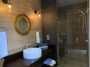 Cabaña Deluxe | Baño | Regadera, regadera tipo lluvia, secadora de cabello, toallas
