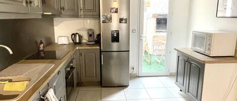 冷蔵庫、電子レンジ、オーブン、コンロ